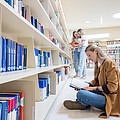 Studentin Bibliothek Campus Urstein