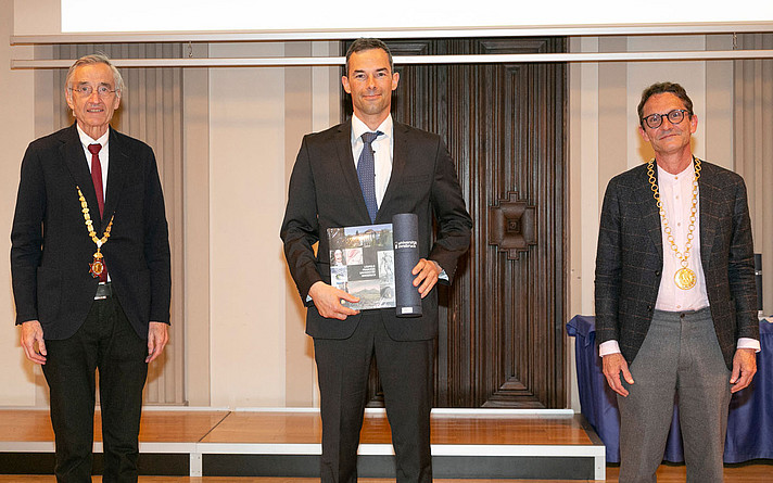 Die FH Salzburg gratuliert FH-Prof. Priv.-Doz. MMag. Dr. Günther Eibl zur Habilitation an der Universität Innsbruck. (©DieFotografen)