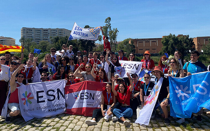 Translate to English: Generation Erasmus: Mehr als 1.600 Studierende aus ganz Europa trafen sich in Sevilla zum Austausch über grenzenlose Bildung in der EU.