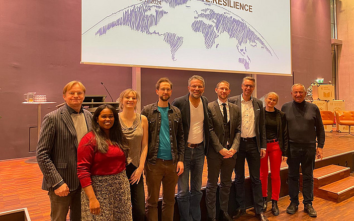 Translate to Englisch: Günter Grall (FH-Vizerektor), Amelie Arrer, Linda Liebe (FH Salzburg), Markus Petruch (externer Lehrender),  Robert Pfaller (Keynote Speaker), Andreas Unterweger (FH Salzburg), FH-Rektor Dominik Engel, Ruth Resch (Studiengangsleiterin Orthoptik), Ehrengast Gerhard Schmitt (AK-Direktor a.D.)