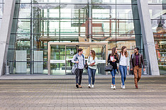 Student*innen vor der FH Salzburg