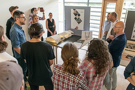 Studierende in einer Gruppenbesprechung rund um ein Modell