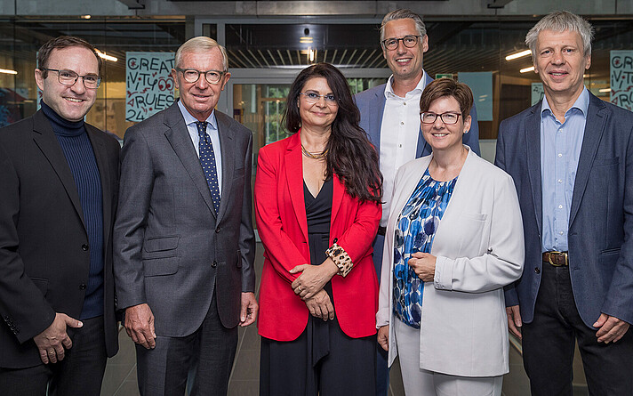 Landeshauptmann Wilfried Haslauer tauschte sich zum Semesterstart mit Rektor Dominik Engel und den Deprtamentleitungen Alexander Petutschnigg, Daniela Molzbichler, Martina Sageder und Gerhard Jöchtl aus. (©Land Salzburg/leo)