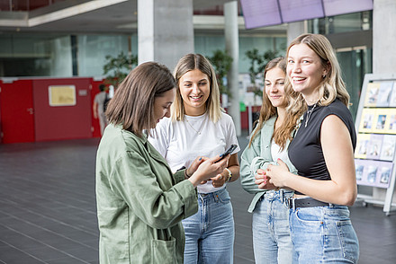 Studierende am Campus Urstein der Fachhochschule Salzburg
